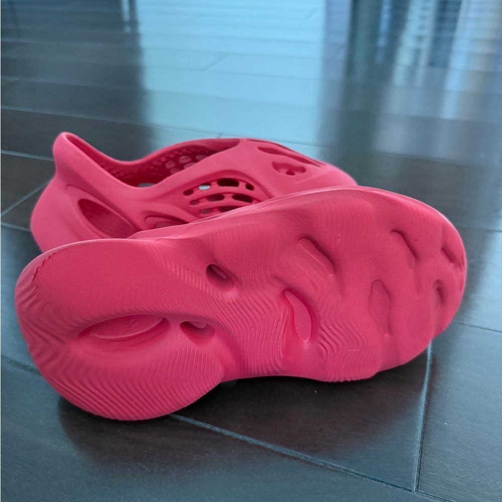 Yeezy Foam Runner Women’s US 5 Red - Picture 4 of 4